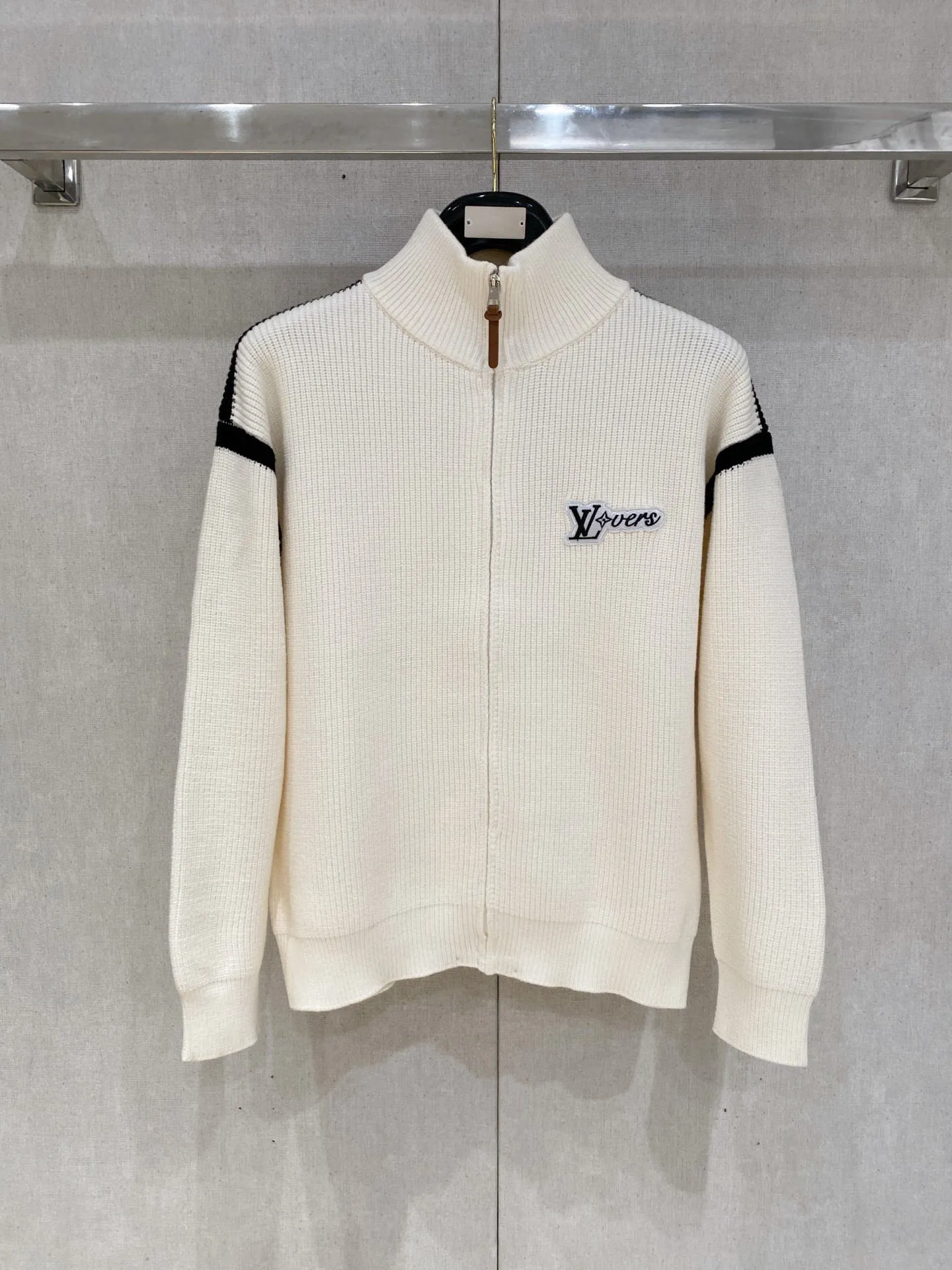 🅿️540 【LV Louis Vuitton】Autumn and winter classic cardigan sweater, in full condition! ! ! Wool blended fabric, the latest model in 2025, golden ratio! ! Slim-fitting soft gold, versatile and practical item, the combination and practicality are extremely powerful, simple and elegant, and classy! To create your own style, it is highly recommended to buy it in two colors. The standard slim fit tailoring process is suitable for both young and old men. It is knitted from wool and will not cause any discomfort! While keeping warm, it is stylish, textured and wearable, and the classic logo with contrasting colors on the chest feels in place! ! Recommended for regular customers! ! Size M-3XL (maximum wear: 190 pounds)